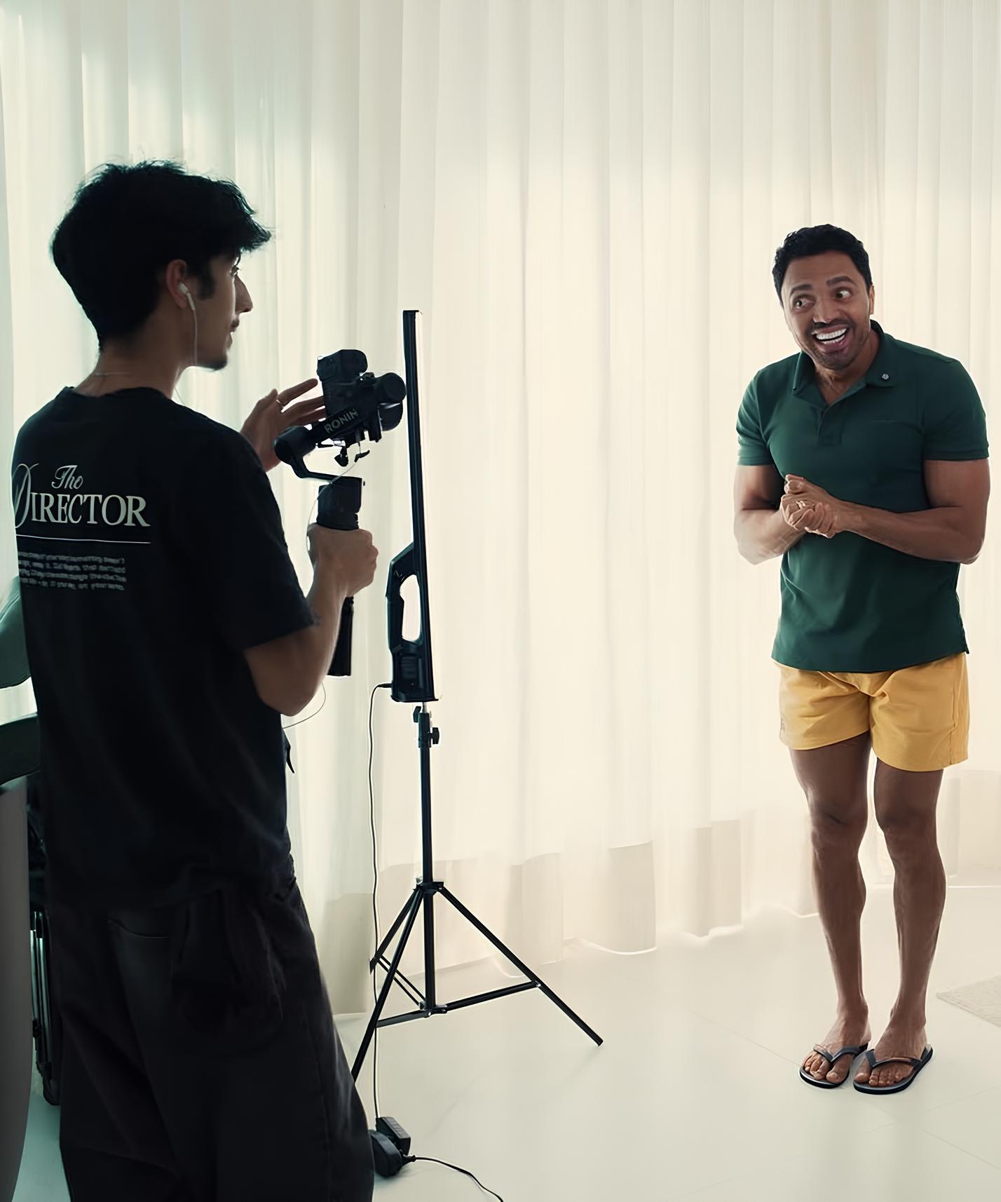 Bastidor da Morassi Films: cinegrafista capturando talento em set iluminado com softbox